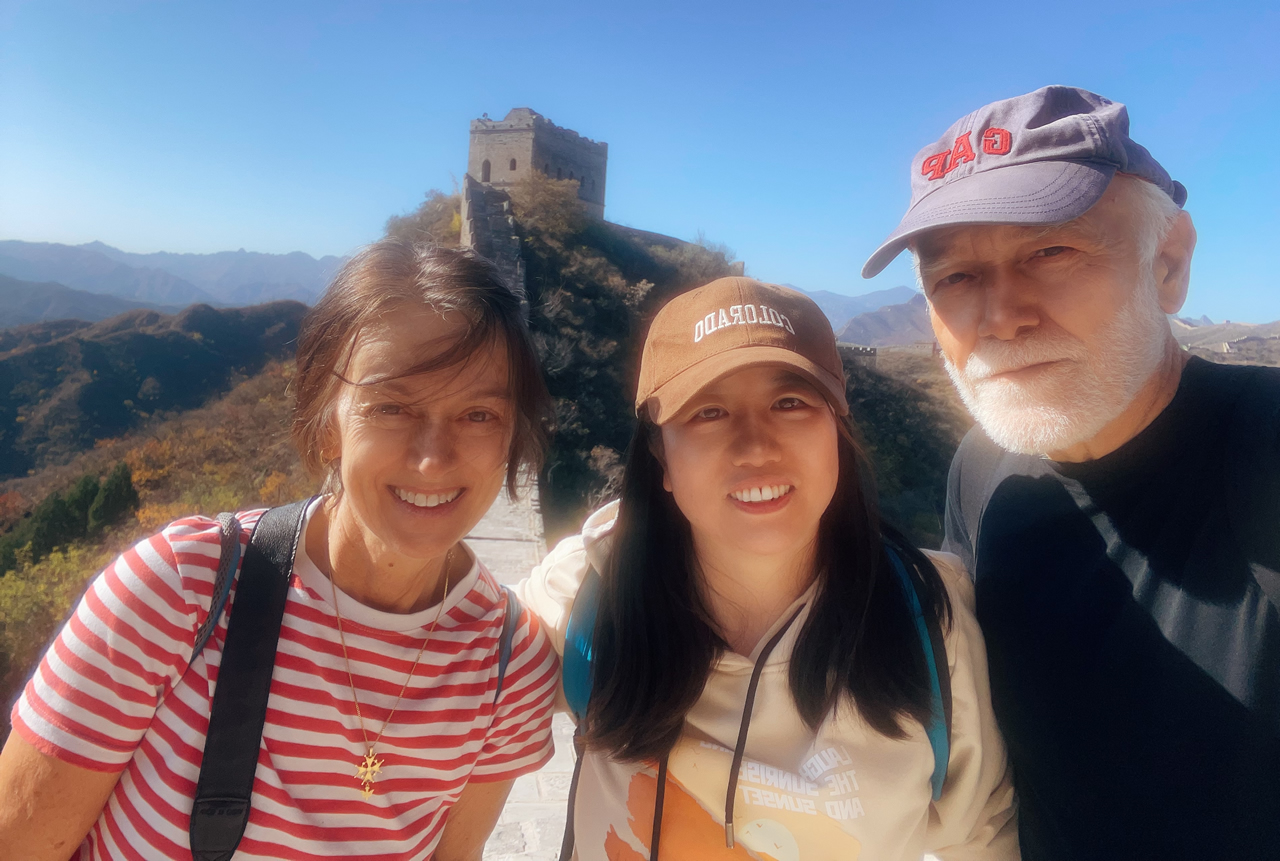 Bejing tour guide Rita with foreign friends on the Great Wall 001(图1)