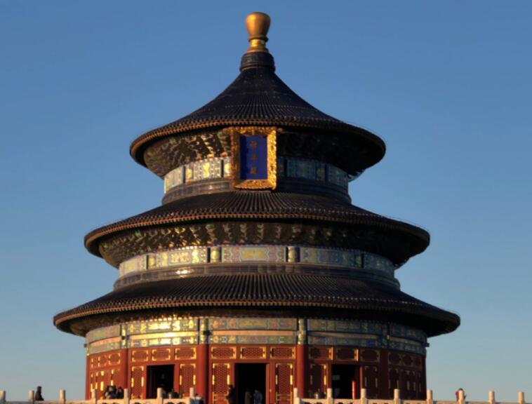 The Temple of Heaven lies to the east outside the Zhengyang Gate