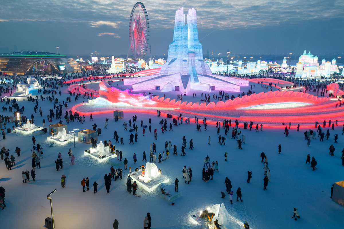 Worlds largest ice-snow theme park attracts 1 million visitors in 20 days(图1)