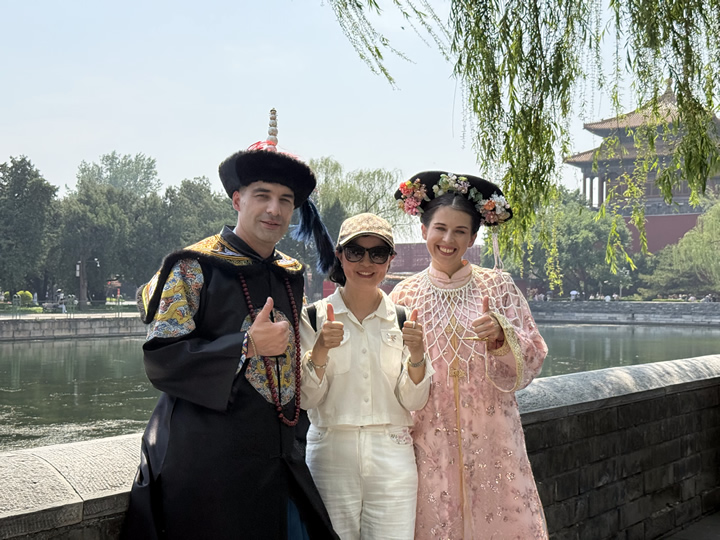 Alice FangYing - English speaking tour guide(pic1) Alice FangYing - English speaking tour guide(pic1)