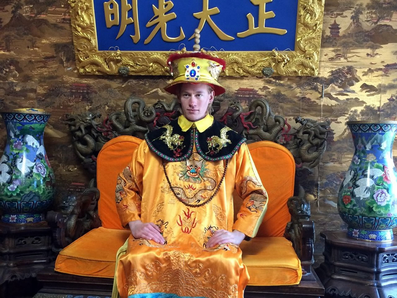 Rita and her tourists at the Mutianyu Great Wall(pic3)